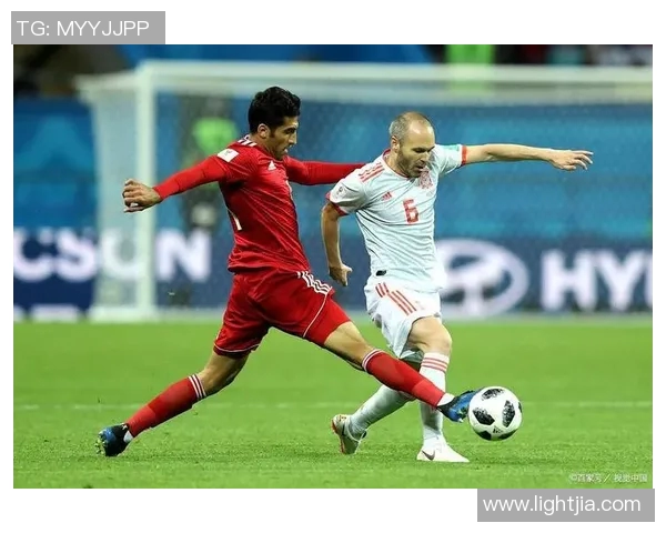 足球球星背影剪影与运动韵律的完美结合展现球场风采